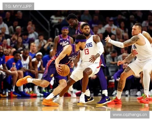 比尔的无球移动胜过布克，制造更多三分空位